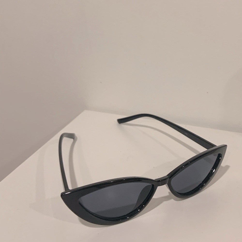 vintage black minimal sleek cat eye sunglasses